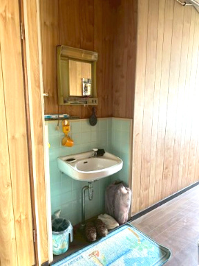 豊岡町長田　中古戸建の洗面所|トイレ横に手洗い場があるので衛生的です。