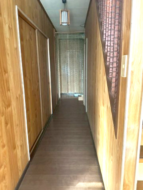 豊岡町長田　中古戸建の内装|1階廊下には階段下収納があり、デッドスペースを有効活用して収納確保しています。