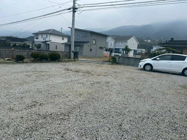 豊岡町長田　中古戸建の駐車場|駐車スペースは5台分以上を確保しており、ご親戚や友人の来客時も場所を気にせず招待できる余裕があります。