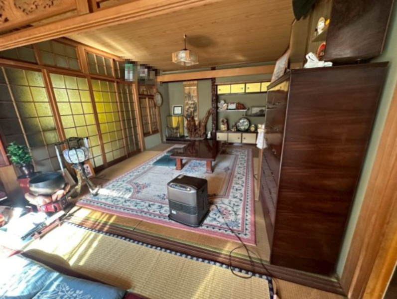 豊岡町長田　中古戸建の和室|隣接する和室と合わせることで、さらに広大な空間として活用できるフレキシブルな設計です。親戚や友人が集まる際も余裕を持って対応でき、大人数での食事やパーティーも楽しめる、家の中心となるお部屋です。