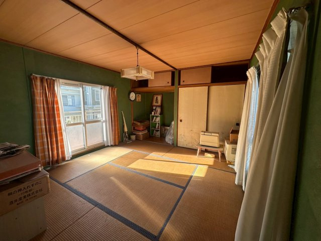 豊岡町長田　中古戸建の和室|明るい和室は客間としても重宝し、布団を敷けばゲストの方にもゆったりと寛いでいただけます。畳の香りに包まれながらお昼寝をしたり、小さなお子様の遊び場として活用したりと、多目的に使える便利な一室。