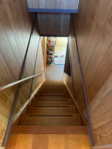 豊岡町長田　中古戸建の内装|手すり付きの階段なので足が悪い方でも昇り降りしやすいです。