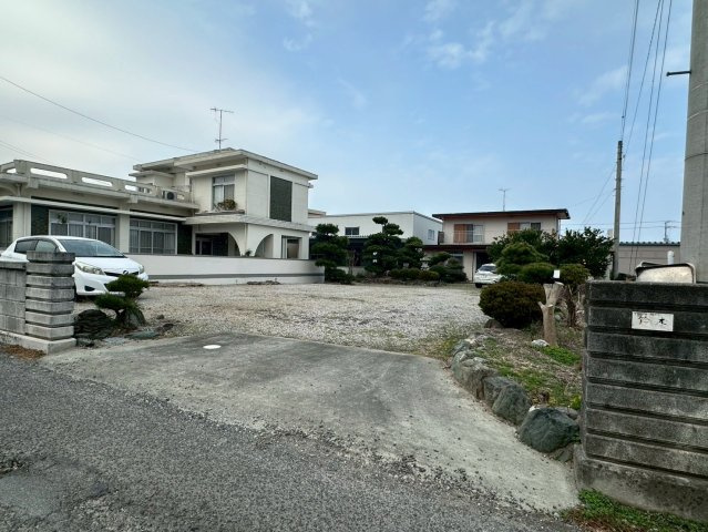 豊岡町長田　中古戸建の外観|5台分以上の駐車スペースを確保してもなお余裕のある敷地は、車好きの方やアウトドア派の方にとって理想の佇まいです。広々とした前面道路からスムーズにアプローチでき、毎日の出入りもストレスフリー。