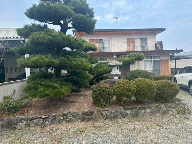 豊岡町長田　中古戸建の庭|広々とした敷地に立派なお庭があるので、庭木がお好きな方におすすめです。窓を開ければリビングから見られるのでリラックスできます。