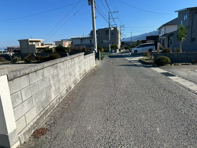 豊岡町長田　中古戸建の前面道路含む現地写真|南側道路で日当たり良好。幅員が約4mあるので敷地内への進入もしやすいです。