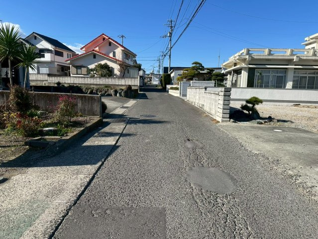 豊岡町長田　中古戸建の前面道路含む現地写真|南側道路で日当たり良好。幅員が約4mあるので敷地内への進入もしやすいです。