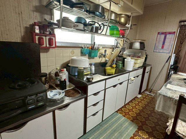 豊岡町長田　中古戸建のキッチン|窓から自然光が入る明るいキッチンは、朝の準備も気持ちよく行えます。ガスコンロ対応でお好みの調理器具も使え、家族の笑顔を作る美味しい料理を効率よく仕上げられる、使い勝手の良い調理スペースです。