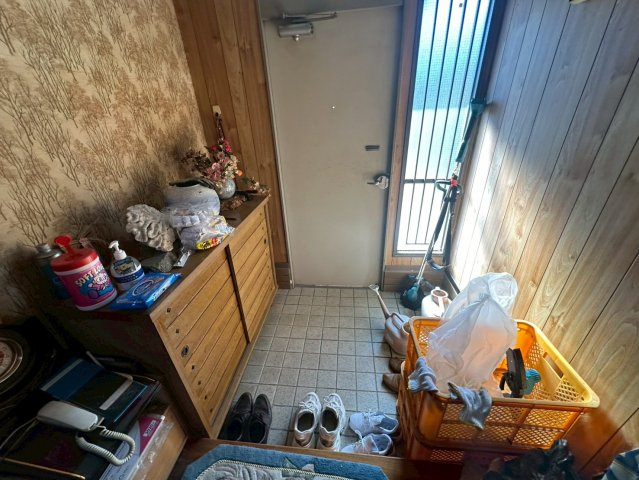 豊岡町長田　中古戸建の玄関|広々とした玄関は来客が多くても出入りしやすいです。靴入れもあるのでご家族が多くても収納場所には困りません。