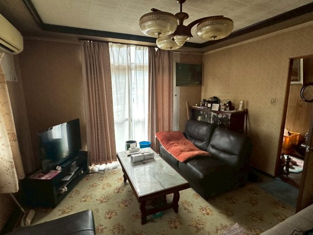 豊岡町長田　中古戸建の洋室|南向きの窓からたっぷりと陽光が降り注ぐリビングは、家族が集まる一番心地よい場所になります。広い敷地を望む開放的な景色を眺めながら、ゆったりとしたソファで読書や映画を楽しむ穏やかな時間が過ぎます。