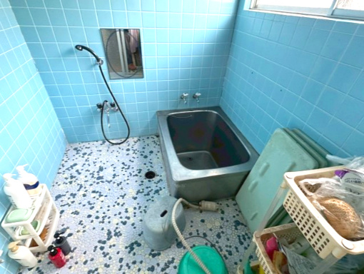 豊岡町長田　中古戸建の浴室|レトロな温かみを感じる浴室は、丁寧に使用されており清潔感があります。窓の外に広がる静かな環境を感じながら湯船に浸かれば、温泉地に来たようなリラックスした気分を自宅で味わう贅沢な時間が流れます。