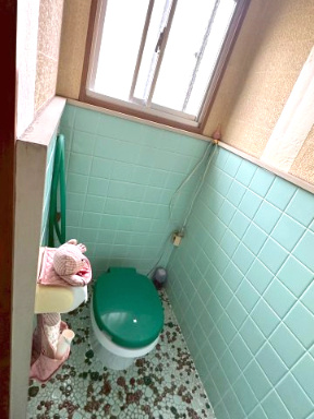 豊岡町長田　中古戸建のトイレ|窓からの採光と換気がしっかり確保されたトイレは、常に清潔で爽やかな空気が保たれます。下水道引込工事をすれば水洗トイレに交換できます。