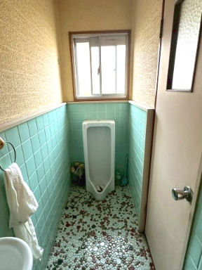 豊岡町長田　中古戸建のトイレ|窓からの採光と換気がしっかり確保されたトイレは、常に清潔で爽やかな空気が保たれます。小さなお子様からご年配の方まで安心して利用できる設備です。