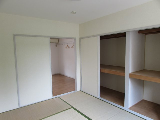パークハイツA棟の和室|和室には押入があるのでたくさん収納できます