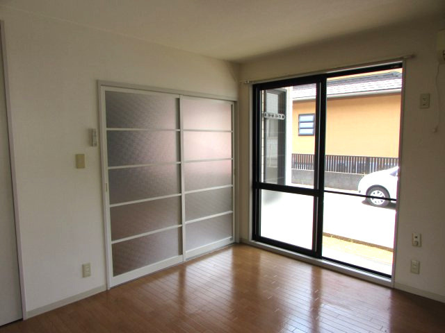 パークハイツA棟の洋室|リビングと洋室を仕切った様子