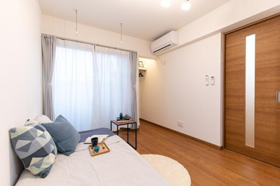 【居間・リビング】 | Ｇｒａｎｄｅ北綾瀬Ｗｅｓｔ | 大きい窓のある室内　※モデル… 