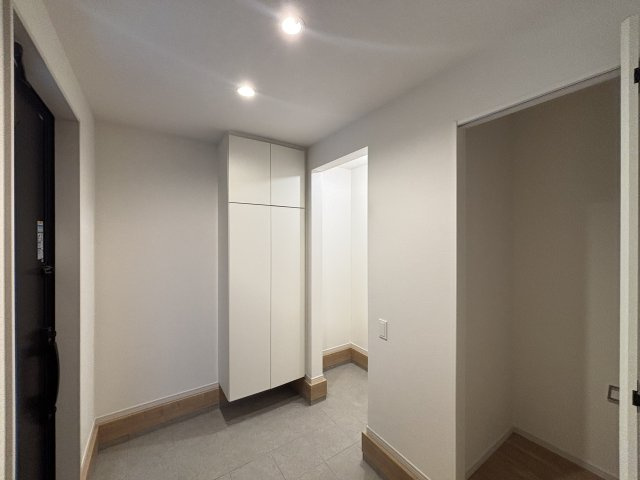 KEIAI GRACE千種区清明山2期｜名古屋市の戸建ならホームアップの玄関|【売主施工例】収納力あるシューズボックス付き