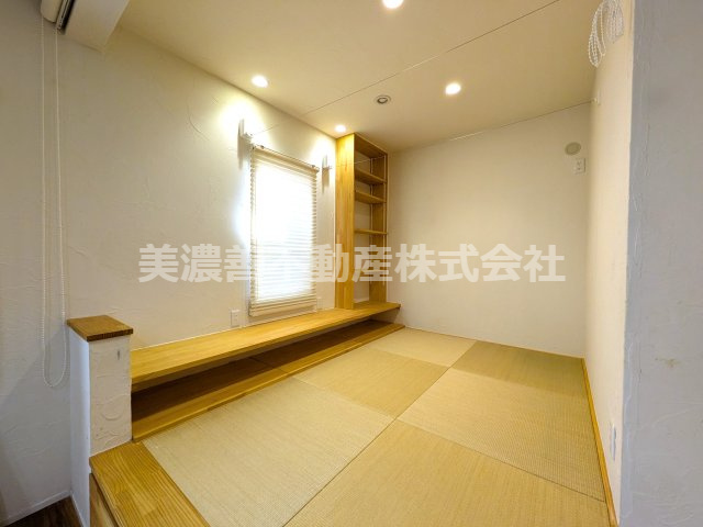 ６６３２０　岐阜市中中古戸建の和室|リビング畳スペース