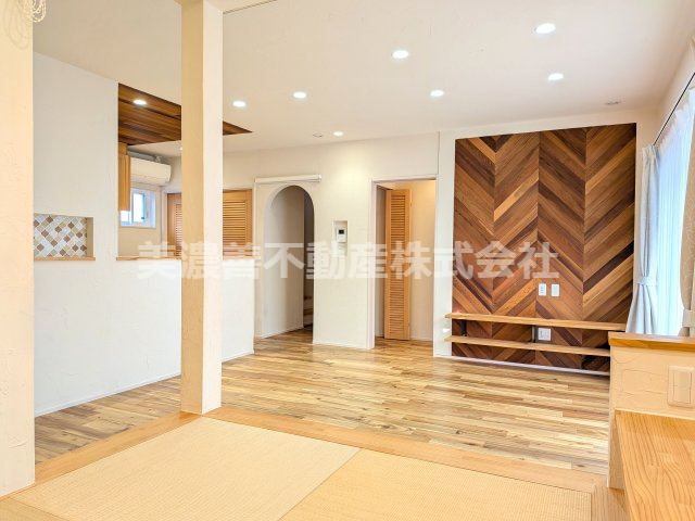 ６６３２０　岐阜市中中古戸建の居間・リビング|LDK