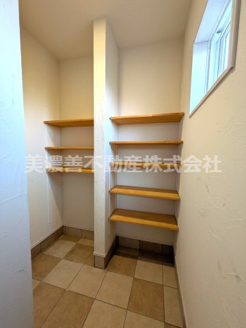 ６６３２０　岐阜市中中古戸建の玄関|シューズインクローゼット