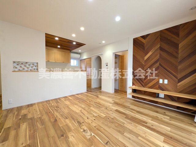 ６６３２０　岐阜市中中古戸建の居間・リビング|LDK