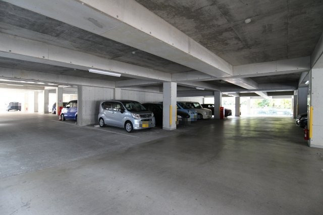 ジェームス山ヒルズ3番館の駐車場