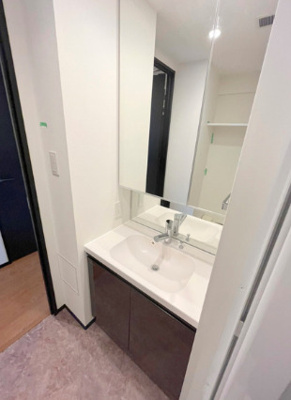 【独立洗面台】 | ガレリアレジデンス南千住 | 朝の支度にも助かる、独立の洗髪洗面化粧台