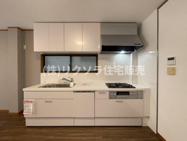 大久保町4丁目　中古一戸建てのキッチン|ビルトイン3口コンロ
■物件内覧・資金計画相談・住宅ローン相談、リフォーム相談、お問合せ受付中■
※当日・翌日のご内覧、ご相談はお電話でのお問合せがスムーズです！