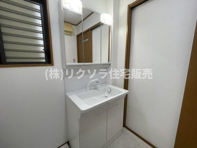 大久保町4丁目　中古一戸建ての独立洗面台|三面鏡付き独立洗面台
■物件内覧・資金計画相談・住宅ローン相談、リフォーム相談、お問合せ受付中■
※当日・翌日のご内覧、ご相談はお電話でのお問合せがスムーズです！