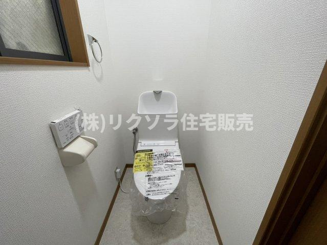 大久保町4丁目　中古一戸建てのトイレ|温水洗浄便座付き
■物件内覧・資金計画相談・住宅ローン相談、リフォーム相談、お問合せ受付中■
※当日・翌日のご内覧、ご相談はお電話でのお問合せがスムーズです！