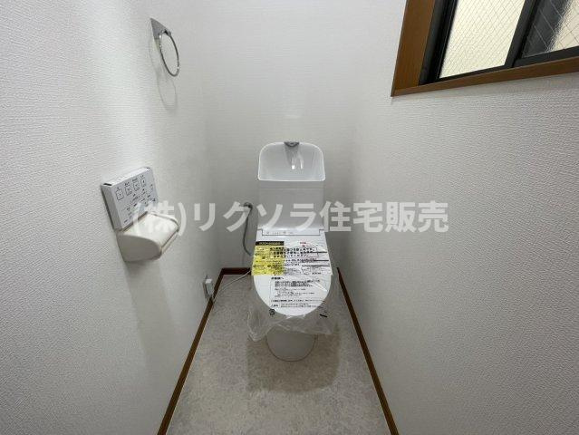 大久保町4丁目　中古一戸建ての内装|2階　トイレ　温水洗浄便座付き
■物件内覧・資金計画相談・住宅ローン相談、リフォーム相談、お問合せ受付中■
※当日・翌日のご内覧、ご相談はお電話でのお問合せがスムーズです！