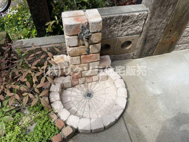大久保町4丁目　中古一戸建てのその他共用部分|駐車場水栓
■物件内覧・資金計画相談・住宅ローン相談、リフォーム相談、お問合せ受付中■
※当日・翌日のご内覧、ご相談はお電話でのお問合せがスムーズです！