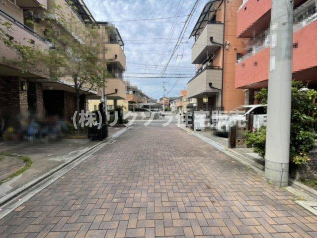 大久保町4丁目　中古一戸建ての前面道路含む現地写真|前道　北　幅員4.7ｍ
■物件内覧・資金計画相談・住宅ローン相談、リフォーム相談、お問合せ受付中■
※当日・翌日のご内覧、ご相談はお電話でのお問合せがスムーズです！
