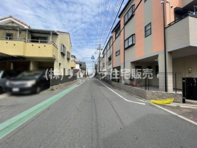 大久保町4丁目　中古一戸建ての前面道路含む現地写真|前道　北　幅員4.7ｍ
■物件内覧・資金計画相談・住宅ローン相談、リフォーム相談、お問合せ受付中■
※当日・翌日のご内覧、ご相談はお電話でのお問合せがスムーズです！