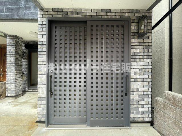大久保町4丁目　中古一戸建ての玄関|引き戸タイプの玄関ドア
■物件内覧・資金計画相談・住宅ローン相談、リフォーム相談、お問合せ受付中■
※当日・翌日のご内覧、ご相談はお電話でのお問合せがスムーズです！
