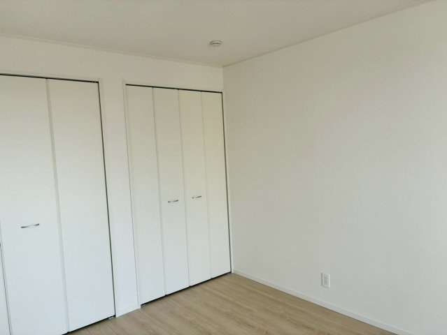 【洋室】 | 沼津市大塚第15 新築建売分譲住宅 土地＋建物 TW06011 | 沼津市大塚2号棟　洋室7.5帖 ※令和8年4月3日撮影写真