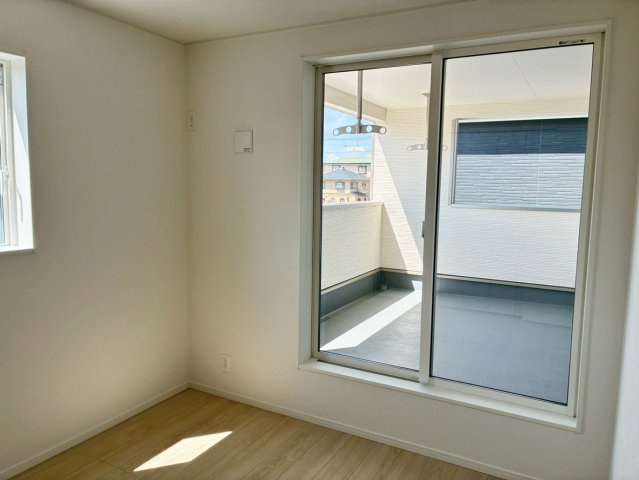 【洋室】 | 沼津市大塚第15 新築建売分譲住宅 土地＋建物 TW06011 | 沼津市大塚2号棟　洋室5.2帖 ※令和8年4月3日撮影写真