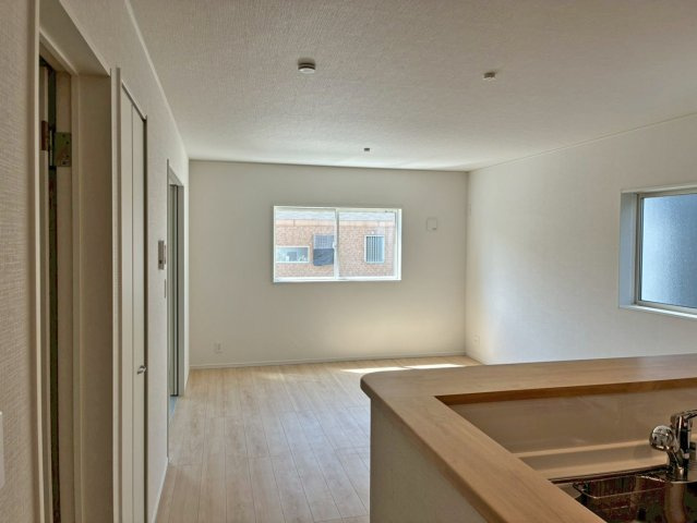 【居間・リビング】 | 沼津市大塚第15 新築建売分譲住宅 土地＋建物 TW06011 | 沼津市大塚2号棟　リビング ※令和8年4月3日撮影写真