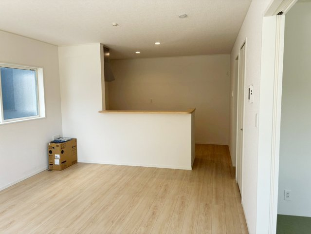 【居間・リビング】 | 沼津市大塚第15 新築建売分譲住宅 土地＋建物 TW06011 | 沼津市大塚2号棟　リビング ※令和8年4月3日撮影写真