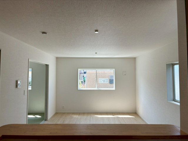 【居間・リビング】 | 沼津市大塚第15 新築建売分譲住宅 土地＋建物 TW06011 | 沼津市大塚2号棟　リビング ※令和8年4月3日撮影写真