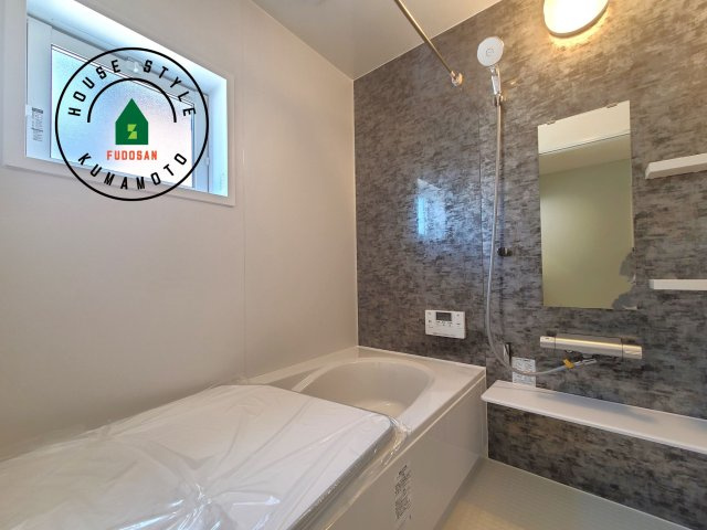 熊本市南区良町5丁目第1-4棟(1号棟)の内観：施工例|1日の疲れを癒してくれる広々バスルーム。雨の日のお洗濯にも大活躍な浴室乾燥機付です！