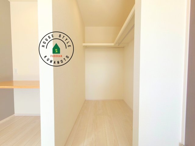 熊本市南区良町5丁目第1-4棟(1号棟)の内観：施工例|洋服や大きな荷物が多い方や人数の多いご家族などは、一般的なクローゼットよりもウォークインクローゼットのほうが使い勝手が良いです。