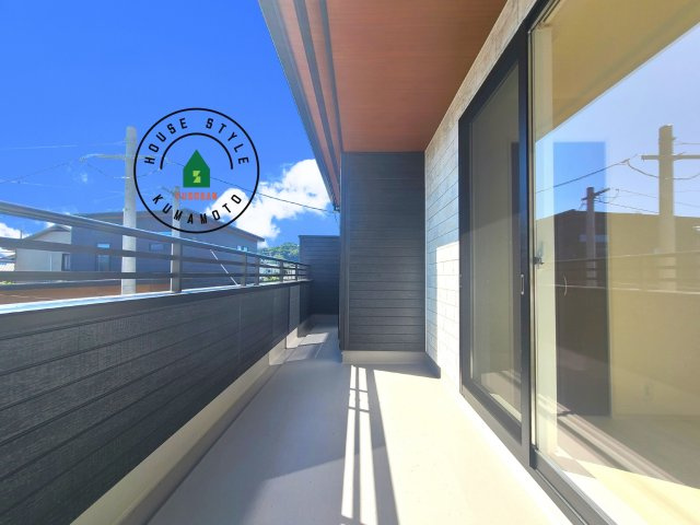 熊本市南区良町5丁目第1-4棟(1号棟)のバルコニー|風をしっかりと感じられるバルコニーでは、毎日が洗濯日和です。広々としているので洗濯も楽しくなるでしょうし、気分転換にバルコニーからの眺めを楽しむのもいいでしょう。