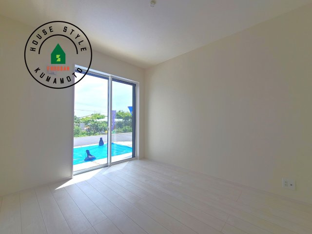 熊本市南区良町5丁目第1-4棟(1号棟)の内観：施工例|採光良好な洋室は全居室、複層ガラスの遮熱効果と断熱効果で、一年中快適に過ごせます。