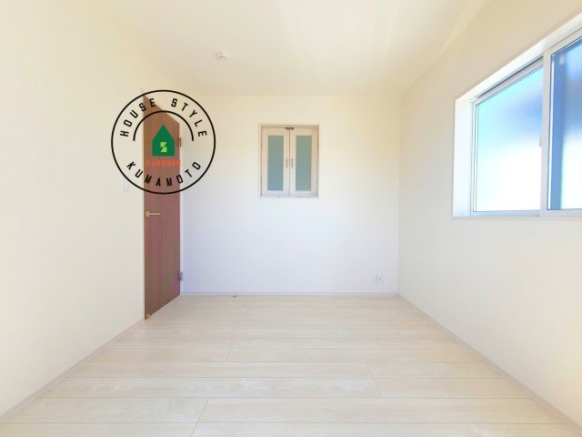 熊本市南区良町5丁目第1-4棟(1号棟)の内観：施工例|穏やかな光が差し込む室内には、穏やかな時間が流れます。