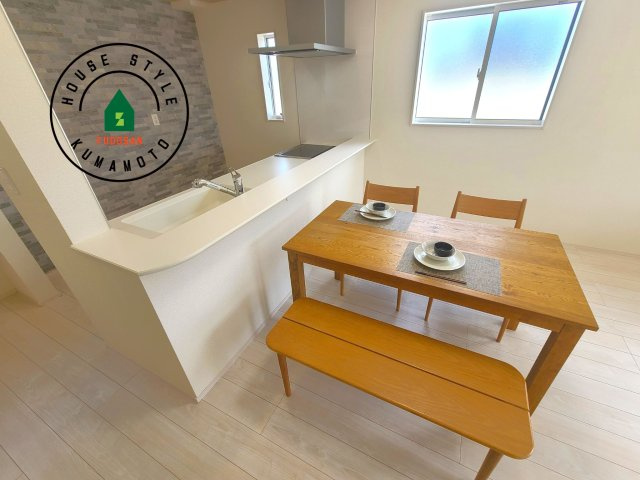 熊本市南区良町5丁目第1-4棟(1号棟)の内観：施工例|キッチンから立ち込める香りが今日の料理を期待させます。