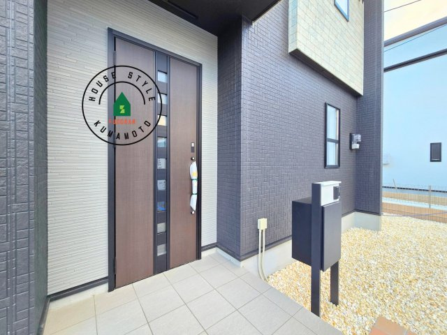 熊本市南区良町5丁目第1-4棟(1号棟)の玄関|おでかけの時も帰った時も、「我が家」を最初に感じでもらえる素敵な空間に。