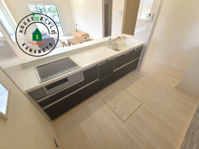 熊本市南区良町5丁目第1-4棟(1号棟)の内観：施工例|ダイニングテーブルへの配膳がラクラク、お料理はかどるカウンター付きシステムキッチン！