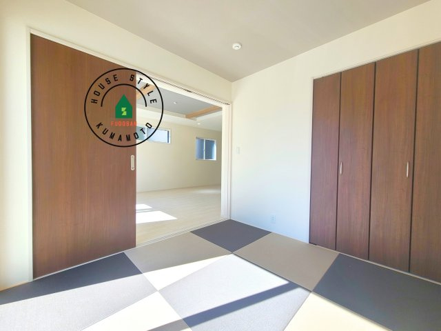 熊本市南区良町5丁目第1-4棟(1号棟)の内観：施工例|和室を上手に活用すると暮らし方の幅が広がります。例えば普段は開け放して、子供の小さいうちはお昼寝や遊びのスペースに。畳はソフトなので転んでもケガをしにくく安心です