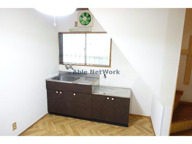 鹿嶋市中Ｉ戸建のキッチン|独立型キッチン窓有