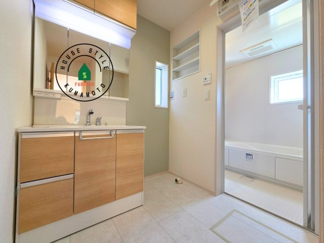 熊本市南区良町5丁目第1-4棟(2号棟)の脱衣所|ゆとりの洗面スペースで朝の身支度もスムーズに。暮らしを快適に変えるシャワー付洗面台です！